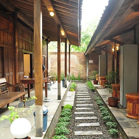 Cempaka Guest House Magelang Exterior foto